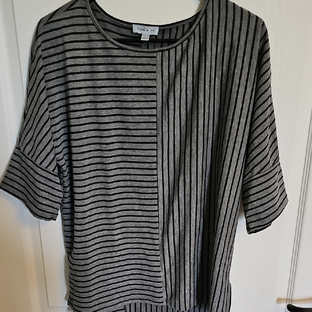 Apt. 9 Black and Gray Striped Short Sleeve Top